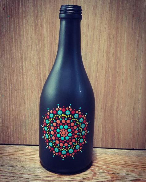 Painting Glass Jars, Painted Glass Bottles, Hand Painted Wine Bottles, Macrame Mandala, Hand Painted Bottles, Black Bottle, Glass Bottle Diy, Glass Painting Designs, Diy Glass Bottle Crafts