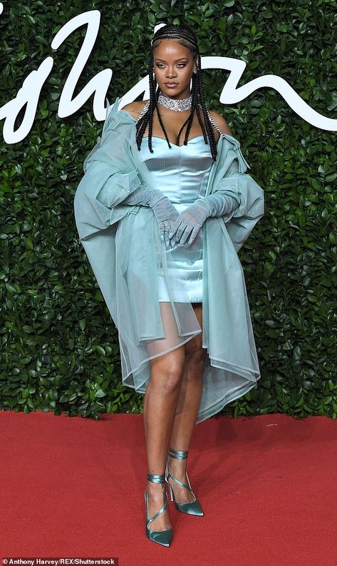 Rihanna makes history by wearing a durag on British Vogue cover | Daily Mail Online Rihanna Awards, Rihanna Pictures, Rihanna Baby, Clara Lionel Foundation, Rihanna Outfits, Rihanna Looks, Living In London, Monochromatic Outfit, Rihanna Style