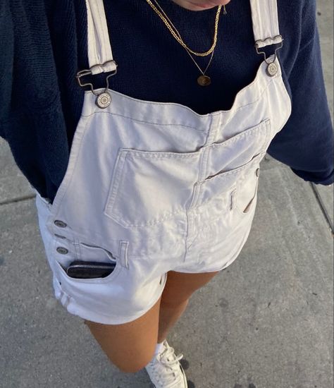 Overall Shorts Outfit Fall, Overalls Outfit Long, Jumper Shorts Outfit, White Overalls Outfit, Overalls Outfit Short, Overall Shorts Outfit, Shortalls Outfit, Crewneck Outfit, Cute Outfits With Shorts