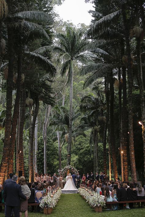 Casamento na fazenda Vila Rica - decoração campestre com jardineiras ( Foto: Studio 47 | Decoração: Fabio Borgatto e Telma Hayashi ) Brazil Wedding, Mountain Wedding Photos, Indian Wedding Favors, Beautiful Outdoor Wedding, Outdoor Wedding Decorations, Wedding Goals, Forest Wedding, Hawaii Wedding, Walking Down The Aisle