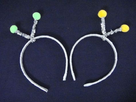 Alien antennas: Fabric headband, silver ribbon, silver pipe cleaners, mini pom poms and a glue gun. Alien Antenna Diy, Diy For School, Alien Antenna, Alien Headband, Diy Costume Ideas, Headbands Diy, Spirit Days, School Spirit Days, Artsy Makeup