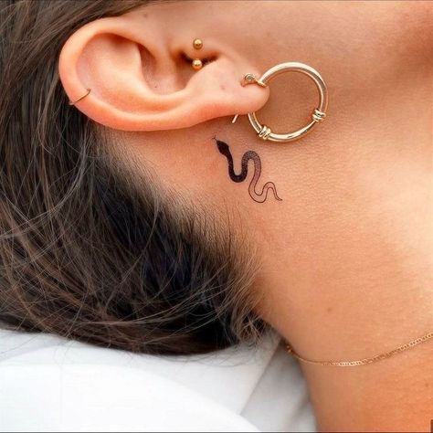 Snake Tattoo Behind Ear, Small Snake Tattoo, Tato Tradisional, Behind Ear Tattoos, Tattoo Behind Ear, Small Snake, Tasteful Tattoos, Inspiration Tattoos, Lip Tattoos