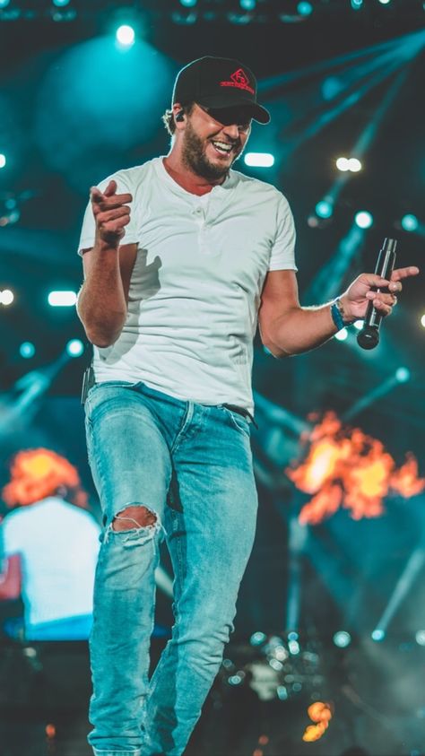 Luke Bryan Wallpaper, Luke Bryan Shirtless, Luke Bryan Concert Outfit, Luke Bryan Funny, Luke Bryan Family, Singing On Stage, Luke Bryan Fan, Luke Bryan Concert, Luke Bryan Pictures