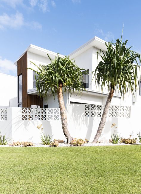 Black And White Beach House, Timber Bench Seat, Mid Century Exterior, Pod House, Hotel Concept, Exterior Makeover, Fence Landscaping, Modern Beach House, Home Magazine