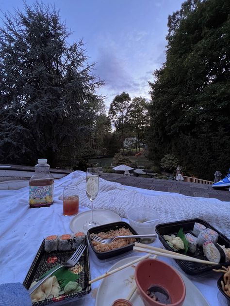 Cheap Date Aesthetic, Rooftop Date Aesthetic, Roof Date Aesthetic, Rooftop Picnic Aesthetic, Date Night Astetic, Wangxian Aesthetic, Date Astetic, Couple Activity Aesthetic, Roof Picnic