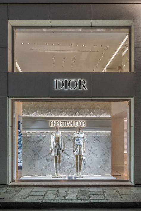 Dior Store, Dior Shop, Interior Design Student, Store Design Boutique, Boutique Interior Design, Store Windows, Maria Grazia Chiuri, Shop Front Design, Boutique Interior