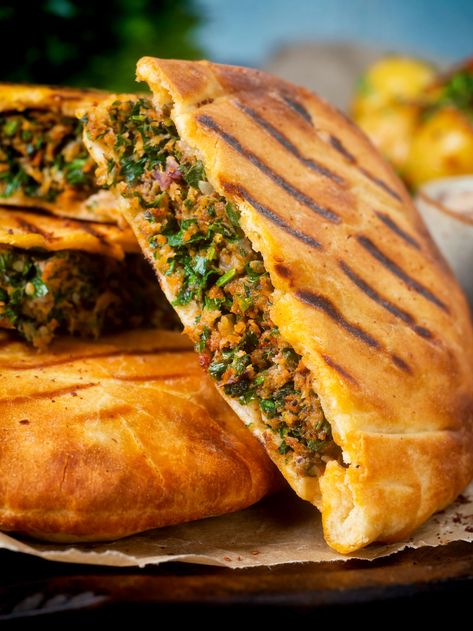 Outside Cooking, Stuffed Pita, Pita Bread Sandwich, Arabisk Mad, Minced Lamb, Bread Sandwich, Lebanese Cuisine, Dinner Sandwiches, Mince Recipes