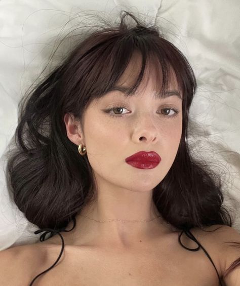 Jasmine Spurr Dark Hair Red Lips, French Girl Makeup, French Makeup, Red Lips Makeup Look, Stephanie Garber, Red Lip Makeup, Brown Eyeliner, Red Makeup, Dark Autumn