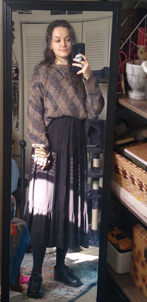 Long Skirt Cold Weather Outfit, Dark Academia Outfit Long Skirt, Dark Academia Long Skirt, Dark Academia Skirt Outfit, Winter Skirt Outfit Cold Weather, Winter Outfit With Skirt, Long Black Skirt Outfit Winter, Dark Acedamia Outfit Ideas, Gothic Academia Fashion