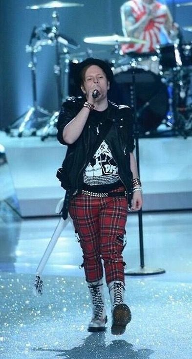 LOOK AT THEM CHUBBY THIGHS AND THAT CHUB SPILLING OVER THAT BELT Patrick Stump Wallpaper Iphone, Important Person In My Life, Peter Wentz, Emo Things, Joe Trohman, Andy Hurley, Save Rock And Roll, Soul Punk, Very Important Person