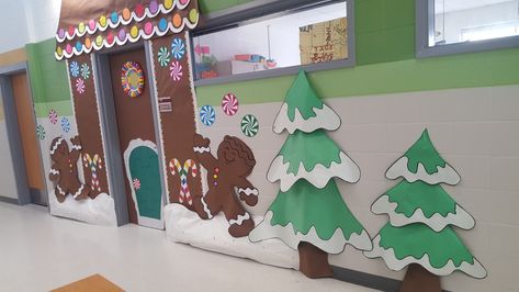 Ginger Bread Door Ideas, Gingerbread Hallway Decorations School, Gingerbread School Hallway, Gingerbread Hallway School, Gingerbread Theme School Hallway, Christmas Classroom Door Gingerbread, Gingerbread Classroom Decorations, School Hallway Christmas Decorations, Gingerbread House School Hallway