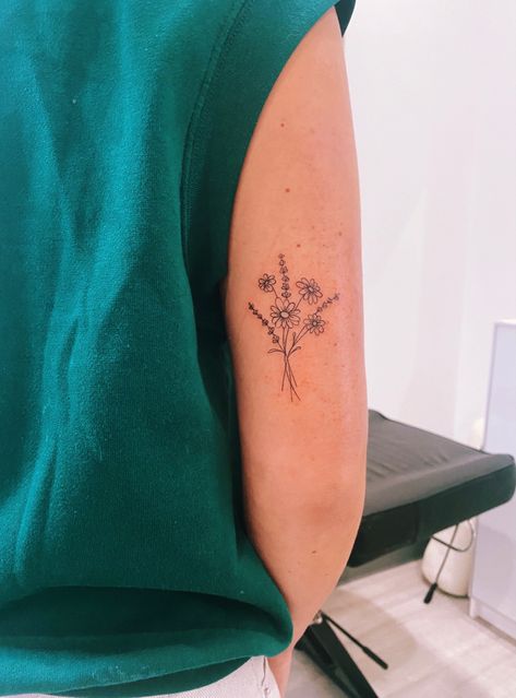 Flower On Back Of Arm Tattoo, Tattoo Ideas Female Flower Simple, Tattoo Ideas For Back Of Arm Women, Flower Tattoo Location, Daisy Tattoo Back Of Arm, Individual Flower Tattoo, Small Back Tattoos Flowers, Cute Flower Tattoos On Arm, Simple Back Of Arm Tattoo