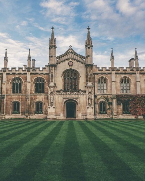 Oxford University Walking Tour Discover the rich history and stunning architecture of Oxford University on an engaging walking tour that brings the magic of academia to life. 📚✨ Explore the historic colleges, beautiful courtyards, and iconic landmarks that make Oxford one of the world’s most prestigious educational institutions. Let’s embark on this captivating journey! 🌟🚶‍♂️ Tour Highlights Historic Colleges: Visit some of Oxford’s most famous colleges, including Christ Church, where scene... College Courtyard, St Johns College Oxford, Exeter College Oxford, Christchurch College Oxford, Hertford College Oxford, Oxford University, Christ Church, Iconic Landmarks, Walking Tour