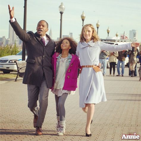 NYC, just got here this morning! Three bucks, two bags, one meee! - Annie Movie 2014 Quvenzhane Wallis, Annie 2014, Annie Movie, Annie 1982, Quvenzhané Wallis, Annie Musical, Bobby Cannavale, College Graduation Pictures Poses, Annie Hall