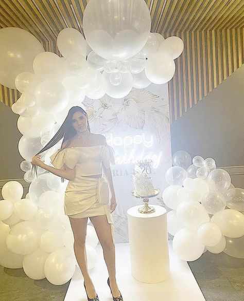 White Theme 18th Birthday, 21st Birthday White Theme, 30th Birthday White Party, White Ballon Party, All White 30th Birthday Party, All White Birthday Party, White Birthday Party, All White Party Decorations, White Balloons Party