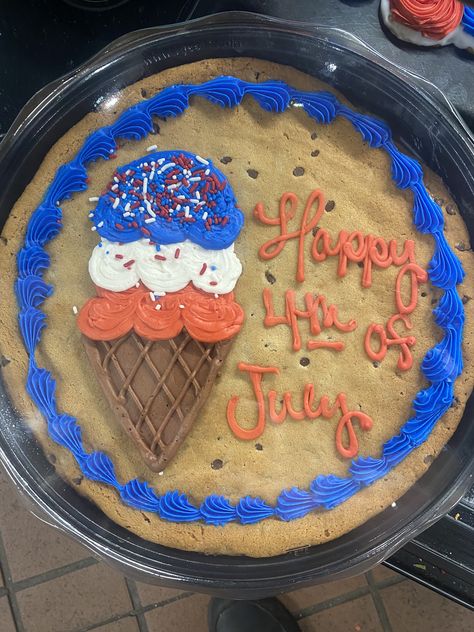 4th Of July Message Cookies, Fourth Of July Cookie Cake, 4th Of July Cake Decorating, Summer Cookie Cake, 4th Of July Cake Ideas, Patriotic Cake Decorating, 4th Of July Cakes, Patriotic Cakes, Dq Cakes