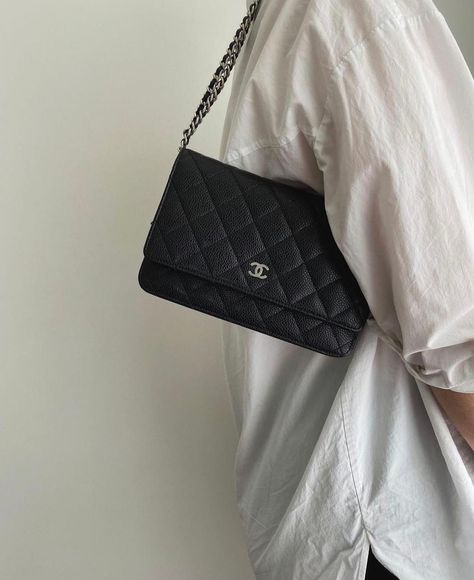 Chanel Cross Body Bag Outfit, Chanel Wallet On Chain Outfit, Chanel Woc Outfit, Wallet On Chain Outfit, Woc Chanel, Chanel Woc Caviar, Hobo Bag Outfit, Chanel Crossbody Bag, Chanel Cross Body Bag