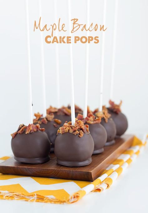 Easy cake pops with maple flavor on the inside, and on the outside, a rich chocolate coating and crispy bacon. Maple Bacon Cake Pops are SO delicious! Learn how to make cake pops that are perfect game day treats! Maple Bacon Cake, Bacon Cake, Truffle Shuffle, Pop Cake, 18th Cake, Cakes To Make, Cake Ball, Pop Ideas, Cake Pops How To Make