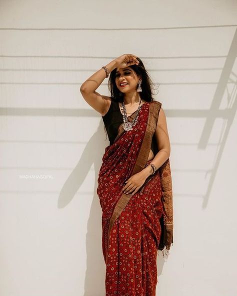 Vintage Saree Photoshoot, Pleated Saree, Slides Outfit, Indian Sari Dress, Vintage Saree, Modern Saree, Sari Dress, Saree Poses, Indian Saree Blouses Designs