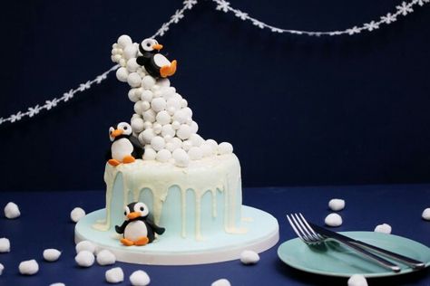 Snowball Cocktail Recipe, Anti Gravity Cake, Reindeer Cakes, Penguin Cakes, Gravity Defying Cake, Gravity Cake, Christmas Cake Designs, Cake Kit, Christmas Cake Decorations