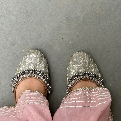 Jutti Aesthetic, Silver Jutti, Juttis For Women, Traditional Sandals, Indian Sandals, Desi Fits, Kurta Pajama Men, Cute Converse, Ethereal Dress