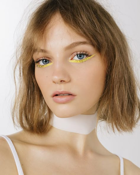 Eyeliner Cat, Editorial Make-up, Makeup Vs No Makeup, Editorial Vogue, Eyeliner Color, Yellow Makeup, Tutorial Eyeliner, Smink Inspiration, Beauty Make-up