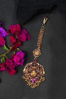 Temple Jewelry Maang Tikka, South Indian Maang Tikka Gold, Mangtika Jewellery Gold Design, Mangtika Jewellery Gold Antique, Antique Maang Tikka Gold, Maang Tikka Bridal South Indian, Tikka Jewelry Indian Gold, Gold Tikka Designs, Maang Tikka Bridal Gold