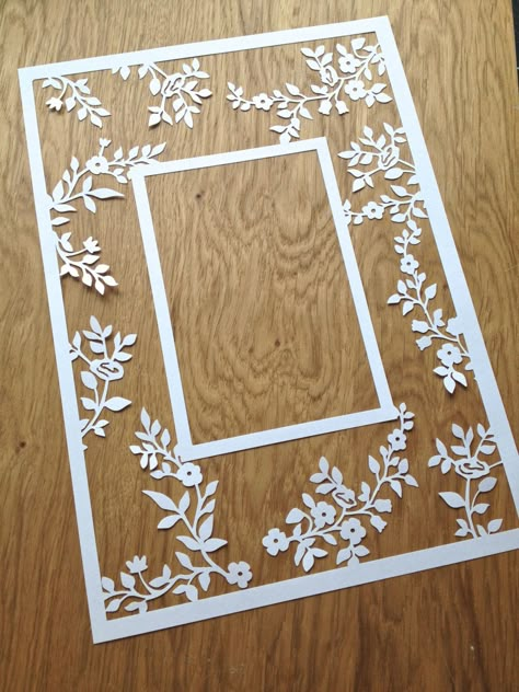 Flower Photo Frame, Neli Quilling, Papercut Art, Artistic Ideas, Paper Carving, Paper Cutout Art, Photo Frame Design, Paper Artwork, Paper Cut Art