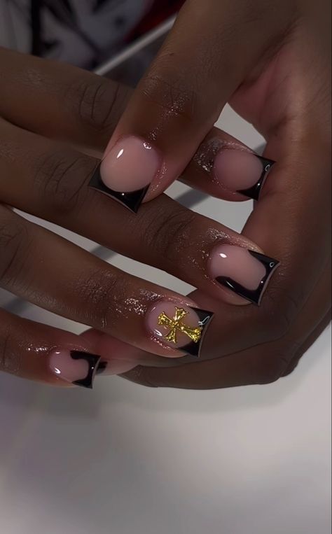 Short Black Set Nails, Short Black Nails Acrylic Square, Short Acrylic Nails Black And Gold, Short Nails With Black Tips, Cute Short Easy Nails, Black Short Nails Ideas Aesthetic, Black Prom Nails Acrylic Short, Short Black French Tip Nails With Charms, Short Braiders Nails