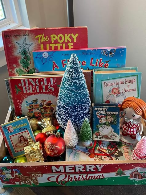 Vintage Toys Christmas Decor, Vintage Toy Display Ideas, Christmas Kitchen Shelves, Christmas Booth Ideas, Vintage Toy Display, Vintage Christmas Diy, Vintage Christmas Display, Christmas Dressing, Easy Christmas Ideas