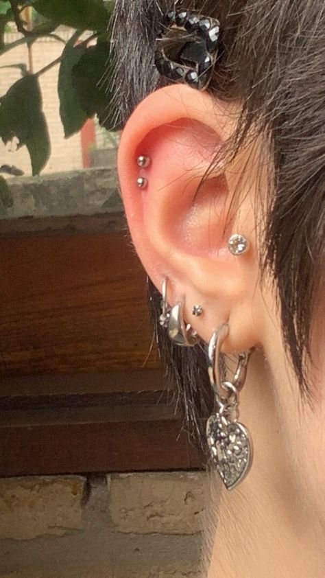 Ear Piercing Sets Grunge, Nana Osaki Ear Piercings, 2023 Piercing Trends, Ear Piercings Masc, Earring Set Up, Ear With Lots Of Piercings, Ear Piercings Grunge, A Lot Of Ear Piercings, Small Ear Piercings