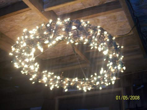 Grapevine Wreath "Chandelier" for the back porch. Backyard Party Lighting, Wreath Chandelier, Grapevine Ideas, Grapevine Crafts, Hula Hoop Chandelier, Diy Wedding Lighting, Grapevine Wreath Ideas, Diy Wedding On A Budget, Christmas Lights Outside