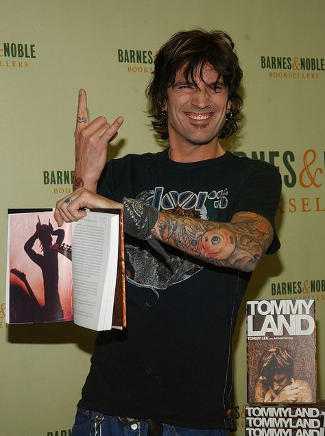 Tommy Lee 90s Style, 80s Celebrity Fashion, Motley Crue Groupie, Tommy Lee Goes To College, Tommy Lee Outfits, Tommy Lee 2000s, Young Tommy Lee, Rockstar Tattoo, Tommy Lee Motley Crue