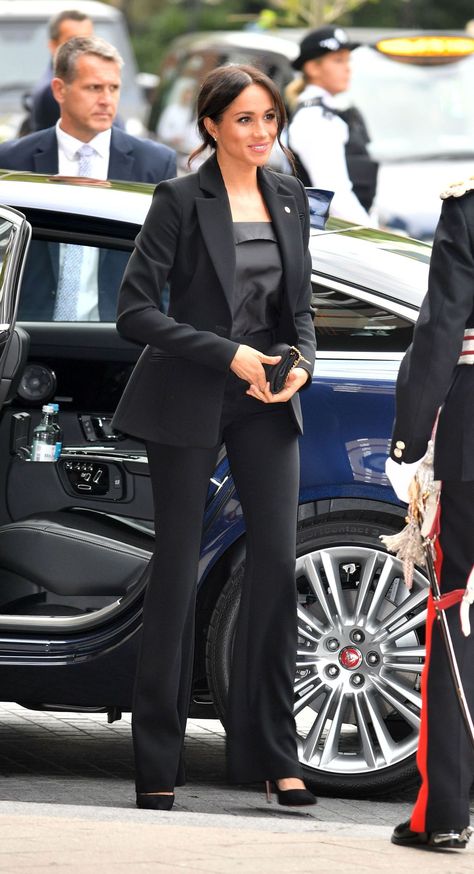 Meghan Markle Ditches the Dress for a Sleek Black Pantsuit at the WellChild Awards Meghan Markle Suits, Meghan Markle Outfits, Black Pantsuit, The Suits, Lawyer Fashion, Lawyer Outfit, Meghan Markle Style, Business Outfits Women, Pullover Outfit