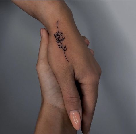 Feminin Hand Tattoos, Ankle Tattoo Unique, Tatoos Woman Aesthetic, Mean Full Tattoos, Small First Tattoos Women, Classy Women Tattoos, Cute Tattoos For Women Arms, Dainty Hand Tattoos For Women Floral, Tattoos For 16th Birthday