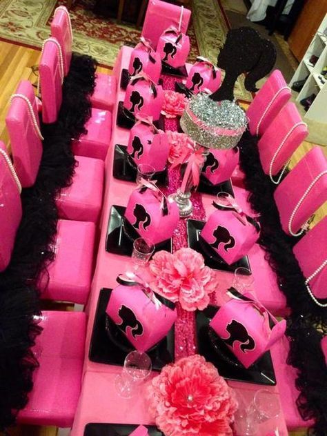 Table at a Barbie Party #Barbie #partytable Barbie Centerpieces, Barbie Silhouette, Barbie Party Decorations, Barbie Theme Party, Diy Kosmetik, Barbie Birthday Party, Barbie Theme, Makeup Party, Barbie Cake