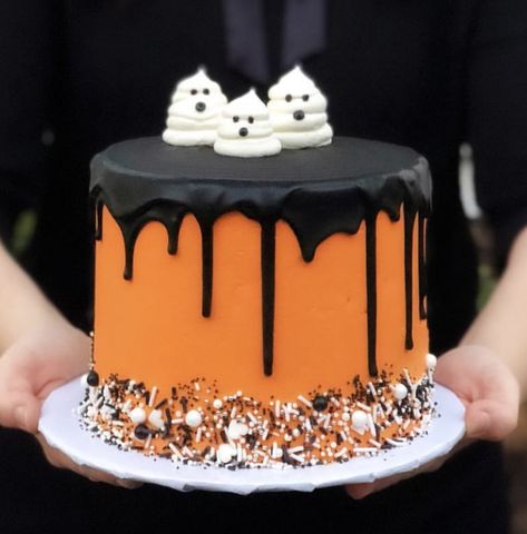 Halloween Ghost Cake Ideas, Scary Clown Cake, Halloween Drip Cake, Round Halloween Cakes, Halloween Buttercream Cake, Simple Halloween Cake Ideas, Halloween Bento Cake, Easy Halloween Cake Decorating, Simple Halloween Cake