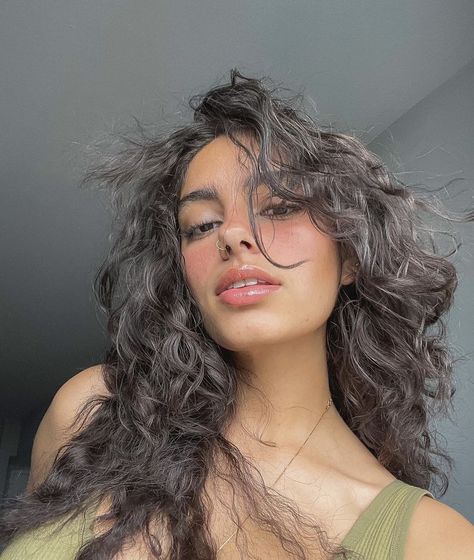 ig: gabriellaimedina Black To Blonde Hair, Curl Hair, Clothing Outfit Ideas, Organic Hair, How To Pose, Curly Girl, Curled Hairstyles, Hair Highlights, Maquillaje De Ojos