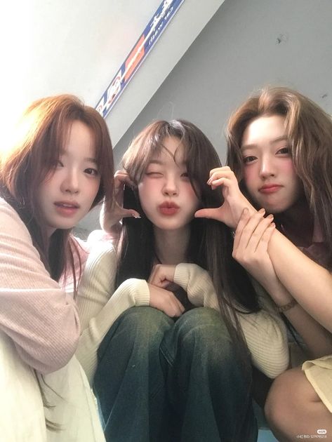 Group Picture Poses, California Hair, Friendship Photoshoot, Korean Photo, Friend Pictures Poses, 사진 촬영 포즈, Friend Poses Photography, Pic Pose, Cute Friend Photos