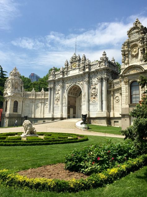 Old Money House, Dolmabahçe Palace, Bohemian Interior Design, Castle Aesthetic, Romance Comedy, Toxic Relationship, Bohemian Interior, Beautiful Castles, Architecture Old