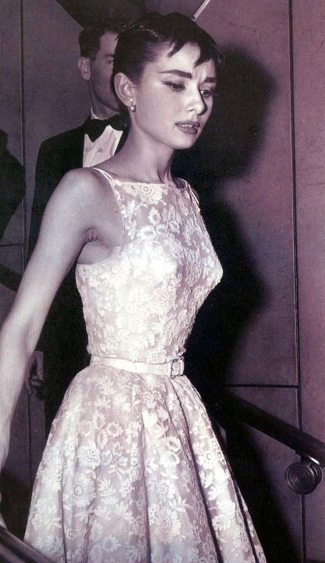 Audrey's stunning dress (Givenchy) at the 1954 Academy Awards. She received the Oscar for best actress for her role in "Roman Holiday". Audrey Hepburn Style Dresses, Audrey Hepburn Roman Holiday, 60s Fashion Dresses, Audrey Hepburn Photos, Lady Like, Audrey Hepburn Style, Film Institute, Hepburn Style, Roman Holiday