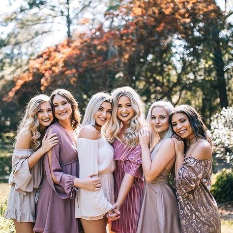 ∆ Pinterest tgsmallwood ∆ Savannah Photoshoot, Sorority Photoshoot, Prom Photography Poses, Group Photo Poses, Group Picture Poses, Prom Picture Poses, Friendship Photography, Homecoming Pictures, Prom Photoshoot