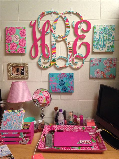 Hand painted Lilly Pulitzer Desk decorations! My desk at college! Preppy Desks, Apartment Decorating College, Preppy Desk, Preppy Dorm Room, Living Colors, Dream Dorm, Dorm Sweet Dorm, Dorm Room Storage, Trendy Apartment