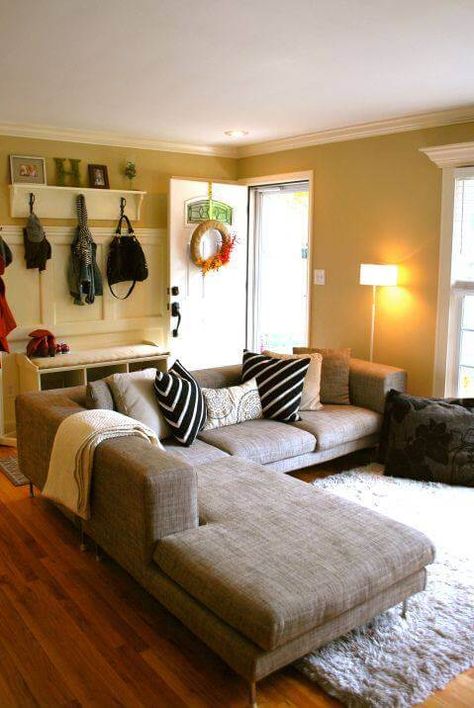 We found 25 beautiful living room ideas that could work great in your manufactured home! From cottage to modern - there's inspiration for everyone. Room Arrangement Ideas, Mobile Home Living, Living Room Arrangements, Bantal Sofa, Small Living Room Decor, Simple Living Room, Neutral Living Room, Small Room Design, Living Room Remodel