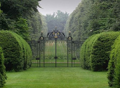 New York’s Old Westbury Gardens, by Jim Large/courtesy of Old Westbury Gardens via Tory Burch Westbury House, Old Westbury Gardens, Rustic Arbor, Westbury Gardens, Architecture Antique, Old Westbury, English Architecture, Estate Garden, Specimen Trees