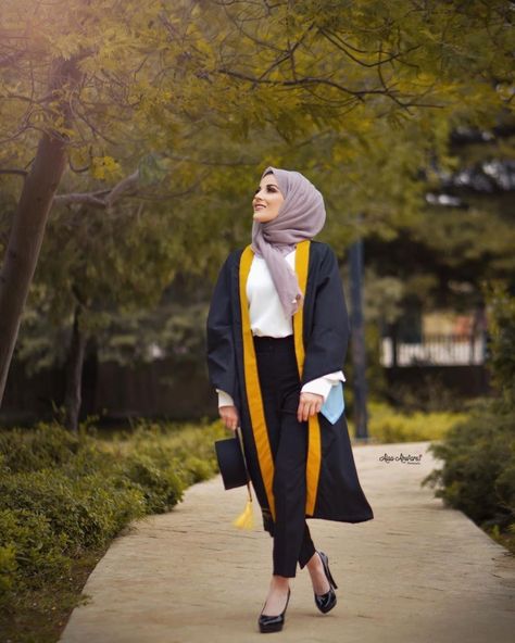 Convocation Outfit Graduation Hijab, Convocation Dress Ideas, Graduation Pictures Hijab, Outdoor Graduation Photoshoot Ideas, Convocation Outfit Graduation, Graduation Outfit Ideas Hijab, Convocation Dress, Convocation Photography, Convocation Outfit