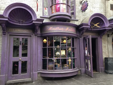 A Crafty Chick: Diagon Alley-Madame Malkin's Robes & Potage's ... Madam Malkins, Diagon Alley Aesthetic, Diagon Alley Harry Potter, Hogsmeade Shops, Madame Malkins Diagon Alley, Diagonal Alley, Diagon Alley Stores, Diagon Alley Shops, Hery Potter