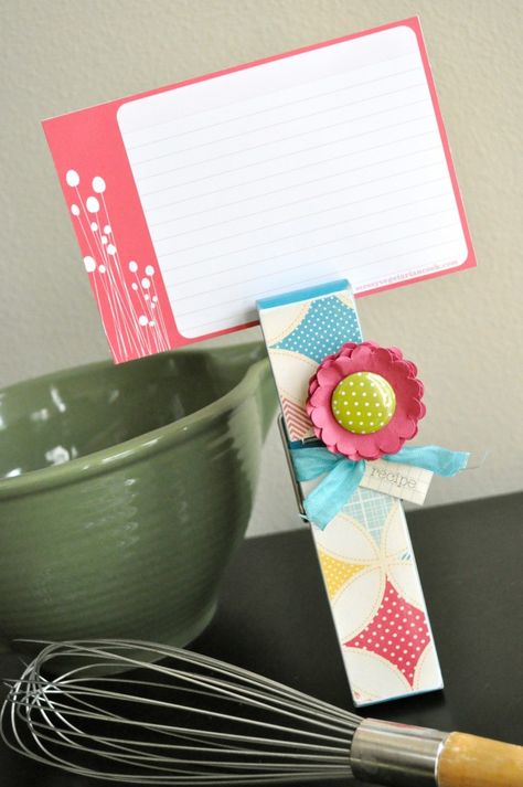 giant clothes pin recipe card holder Recipe Card Holders, Recipe Holder, Recipe Cards Template, Diy Recipe, Printable Recipe Cards, Clothes Pin Crafts, Flower Ball, Recipe Card, Crafty Craft