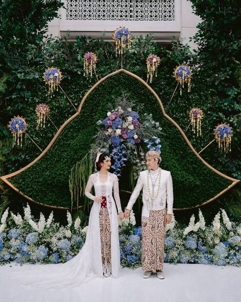 Unik sekali instalasi kembang goyang sebagai backdrop dekorasi pernikahan ini, ya?✨ Dengan warna-warna yang cerah, estetikanya semakin menonjolkan kebahagiaan kedua mempelai 😍 - Photo by venemapictures Decoration by suryodecor Make up by hepidavid Paes by ambarpaes_jakarta Attire by intanavantie.inav Stylist & Conceptor by behind.thevows Organizer by pranatacara Venue by sampoernastrategicsquare Wedding Theme Design, Javanese Wedding, Kebaya Wedding, Wedding Event Dresses, Indonesian Wedding, Pre Wedding Photoshoot Outfit, Foto Wedding, Wedding Photoshoot Props, Dream Wedding Decorations