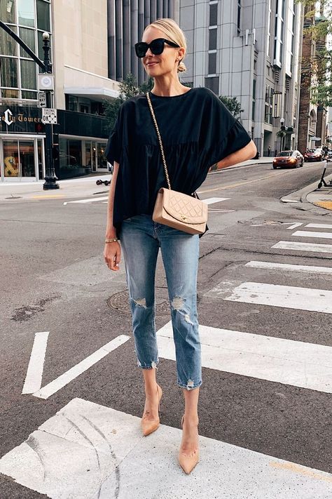 Tan Pumps, Jeans Trend, Chanel Beige, Nashville Style, Shoes Comfy, Fashion Jackson, Boyfriend Jean, Outfit Jeans, Fashion Belts